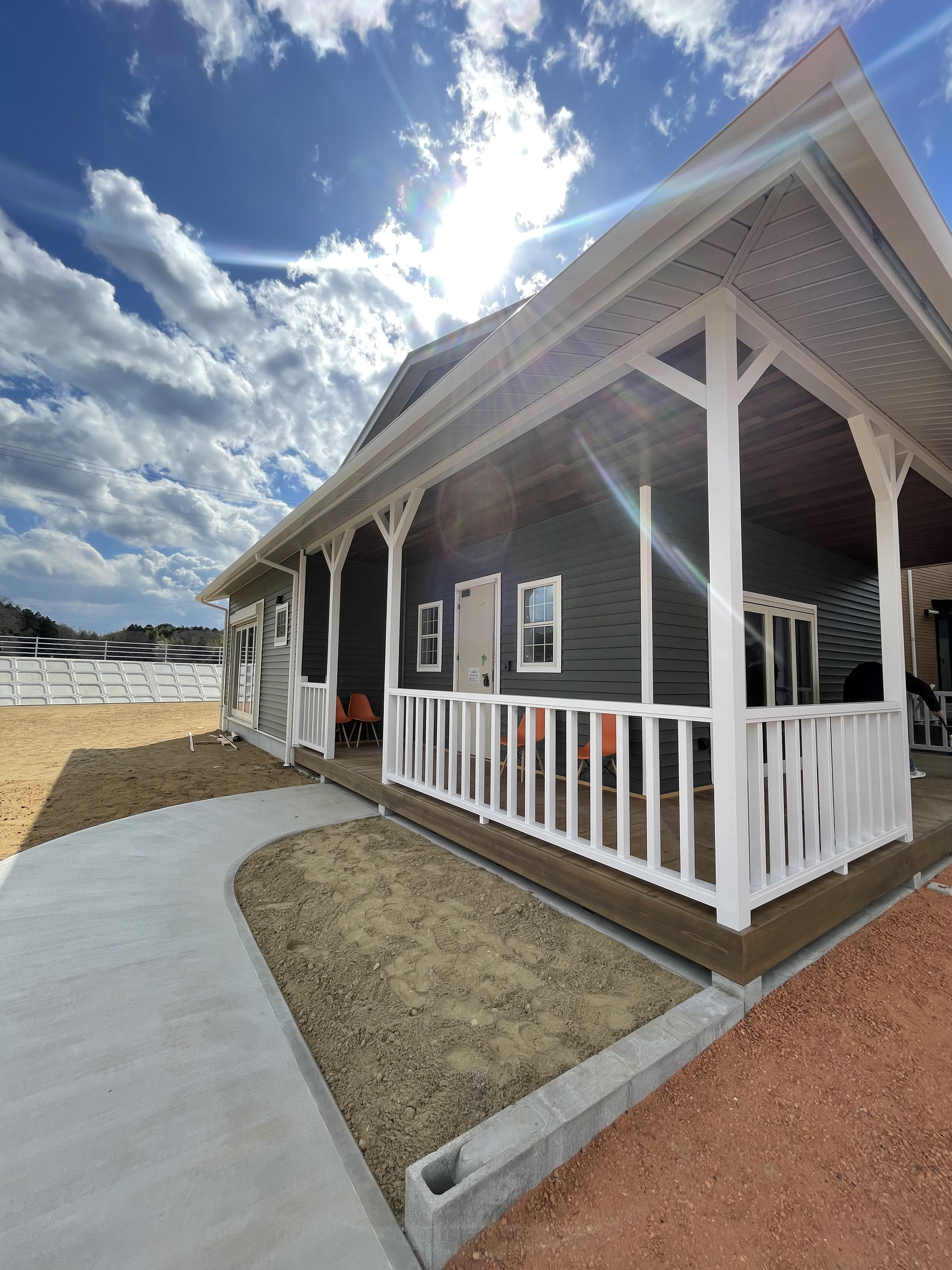 庭に出れば、そこは“マイ・コート”! カリフォルニアスタイルの家で、暮らしにスポーツと遊び心を。 画像