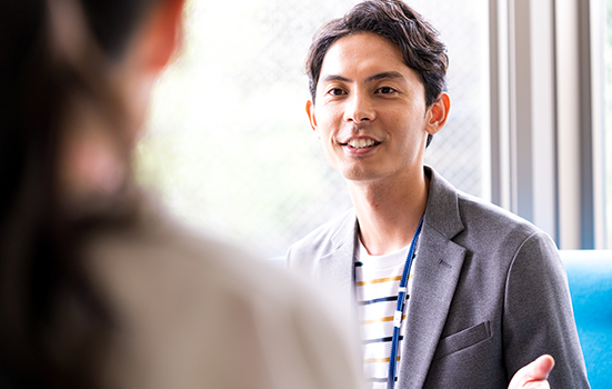 打ち合わせ　男性社員　写真