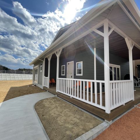 庭に出れば、そこは“マイ・コート”！ カリフォルニアスタイルの家で、暮らしにスポーツと遊び心を。 アイキャッチ画像